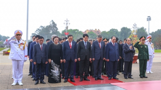 Lãnh đạo Đảng, Nhà nước vào Lăng viếng Bác và tưởng niệm các Anh hùng Liệt sĩ
