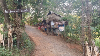 Khám phá làng “cổ dài” độc lạ Akha