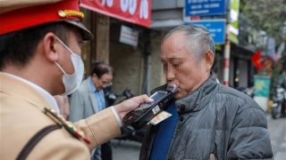 Buổi trưa nâng chén tất niên, người đàn ông vẫn chạy xe máy chở bạn ra đường