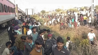 Nhảy khỏi tàu hỏa vì báo cháy giả ở Ấn Độ, 11 người thiệt mạng