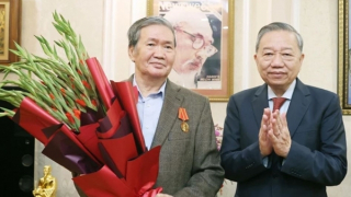 Tổng Bí thư Tô Lâm trao Huân chương Hồ Chí Minh tặng đồng chí Đinh Thế Huynh