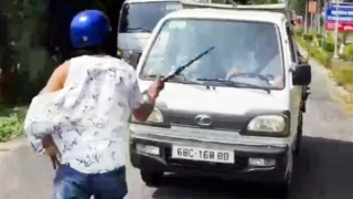 Tạm giữ đối tượng đập phá xe ô tô tải