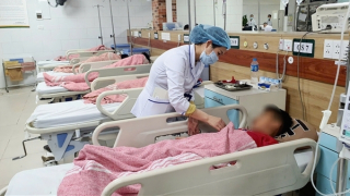 32 học sinh nghi uống nhầm thuốc diệt chuột, 1 trẻ co giật, 2 trẻ tổn thương não