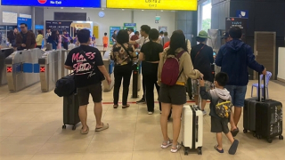 Phối hợp với doanh nghiệp, nhãn hàng tặng quà cho khách đi Metro số 1