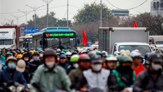 Kết thúc ngày làm việc cuối năm, người dân hối hả rời Thủ đô về quê ăn Tết