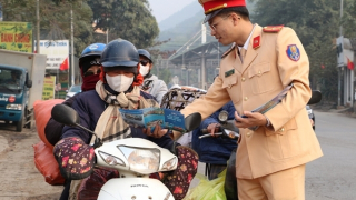 CSGT tỉnh Thái Nguyên hỗ trợ người dân về quê đón Tết