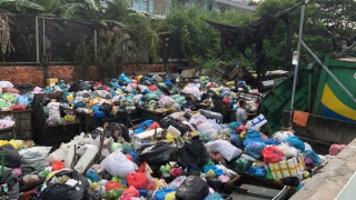 Bị nợ tiền xử lý, nhân viên bãi rác Đa Phước ngưng tiếp nhận xe chở rác thải?