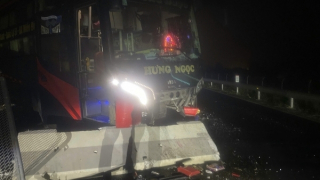 Xe khách gây tai nạn nằm ngang trên đường, ách tắc kéo dài trên cao tốc Vĩnh Hảo - Phan Thiết