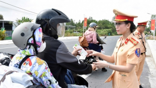 Công an vùng Tây Nam Bộ phát nước suối, khăn lạnh miễn phí cho bà con về quê ăn Tết