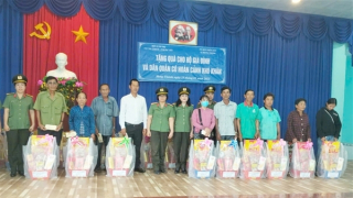 Cục Hồ sơ nghiệp vụ trao quà Tết tặng người nghèo tại Bạc Liêu