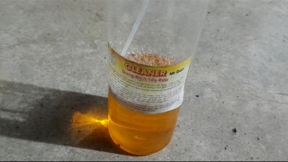 Uống nhầm dung dịch tẩy rửa kim loại, một cháu bé nguy kịch