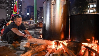 Tất bật thâu đêm luộc bánh chưng ngày cận Tết