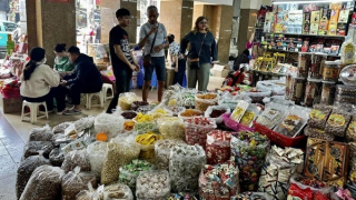 Bánh mứt kẹo không che đậy, mất an toàn thực phẩm bày bán tràn lan