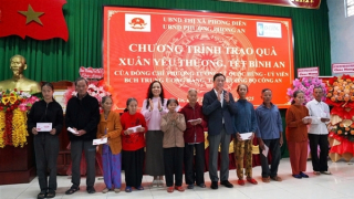 Thứ trưởng Lê Quốc Hùng thăm, động viên Công an phường và trao quà Tết cho người nghèo