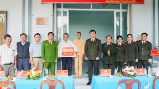 Trao nhà nghĩa tình đồng đội tặng thân nhân liệt sĩ CAND