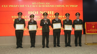 Gương mẫu đi đầu trong xây dựng, hoàn thiện pháp luật