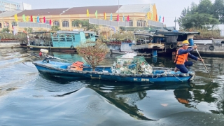 Đừng làm xấu chợ hoa xuân “trên bến dưới thuyền” vì vứt rác bừa bãi xuống kênh