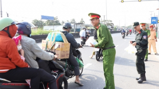 Những món quà tặng ấm lòng người dân trên đường về quê đón Tết