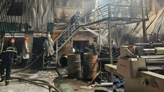 Khống chế đám cháy nhà xưởng ngày 29 Tết ở Hà Nội