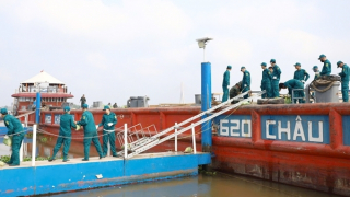 Pháo hoa tầm cao đón giao thừa ở Cần Thơ được bắn từ sà lan 2.000 tấn