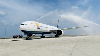 Đón chuyến bay đầu tiên đưa hơn 530 du khách từ Ba Lan "xông đất" Khánh Hòa