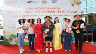 Tấp nập du khách đường biển, đường hàng không “xông đất” Đà Nẵng ngày đầu năm