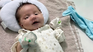 Bé trai 2 tháng tuổi đặt trong giỏ nhựa bỏ rơi ngày cuối năm