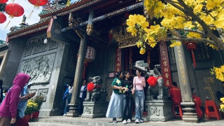Những ngôi chùa thu hút khách nước ngoài ngày Tết