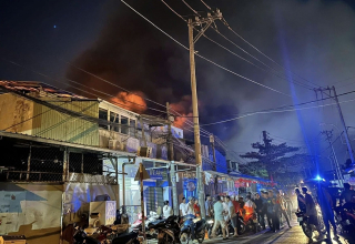 Cháy xưởng giày dép lan sang nhà dân ở Hóc Môn tối mùng 2 Tết