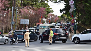 Du khách nườm nượp đổ lên Đà Lạt chơi Tết