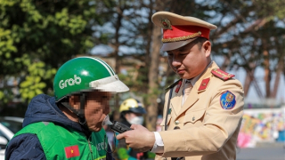 CSGT Hà Nội ứng trực, tăng cường xử lý vi phạm ngày Tết