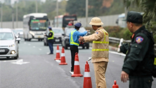 Người dân trở về Hà Nội sớm, CSGT ứng trực điều tiết và xử lý xe nhồi nhét khách