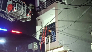 Cảnh sát giải cứu 6 người mắc kẹt trong đám cháy lúc rạng sáng