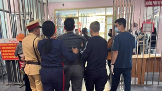 Người đàn ông vỡ tĩnh mạch được CSGT dùng xe đặc chủng đưa đi cấp cứu