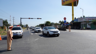 CSGT Bình Thuận đội nắng điều tiết giao thông