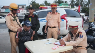Cảnh sát giao thông bắt quả tang đối tượng tàng trữ ma túy