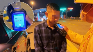 Tài xế có nồng độ cồn cao ngất ngưởng lái xe trên cao tốc Hà Nội - Hải Phòng