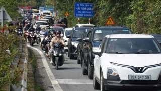 Cửa ngõ vào Đà Nẵng kẹt cứng người và phương tiện từ trưa mùng 5 Tết