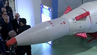 Iran ra mắt mẫu tên lửa đạn đạo hiện đại nhất với tầm bắn 1.700 km