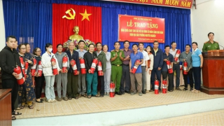 Đầu Xuân Ất Tỵ, nhiều hộ dân nghèo được tặng... bình chữa cháy