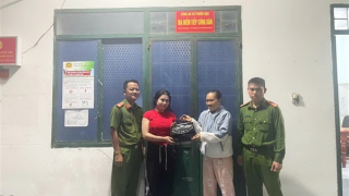 Người phụ nữ cảm phục Công an khi nhận lại túi xách có tiền vàng trị giá hơn 400 triệu đồng