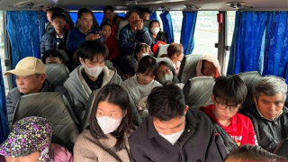 Bị xử phạt vì nhồi nhét khách, nhà xe nêu lý do “năm mới, khách đông khó từ chối”!