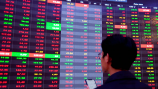 Chứng khoán khai xuân rực sắc đỏ