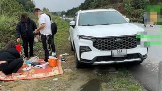 Gia đình 4 người dừng xe sát cao tốc, trải chiếu ăn trưa