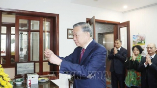 Tổng Bí thư Tô Lâm dâng hương tưởng niệm Thủ tướng Phạm Văn Đồng