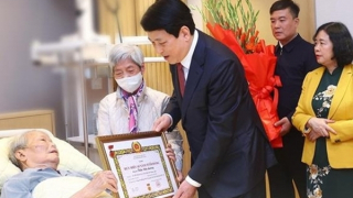 Nguyên Chủ tịch nước Trần Đức Lương nhận Huy hiệu 65 năm tuổi Đảng