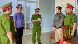 Bắt tạm giam thầy giáo "yêu" học sinh vị thành niên