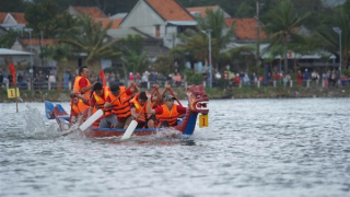 Sôi nổi lễ hội đua thuyền trên đầm Ô Loan