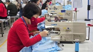 Công nhân phấn khởi vào ca, nhu cầu tuyển dụng tăng