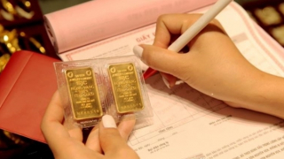 Xếp hàng mua vàng, nguồn cung vẫn khan hiếm